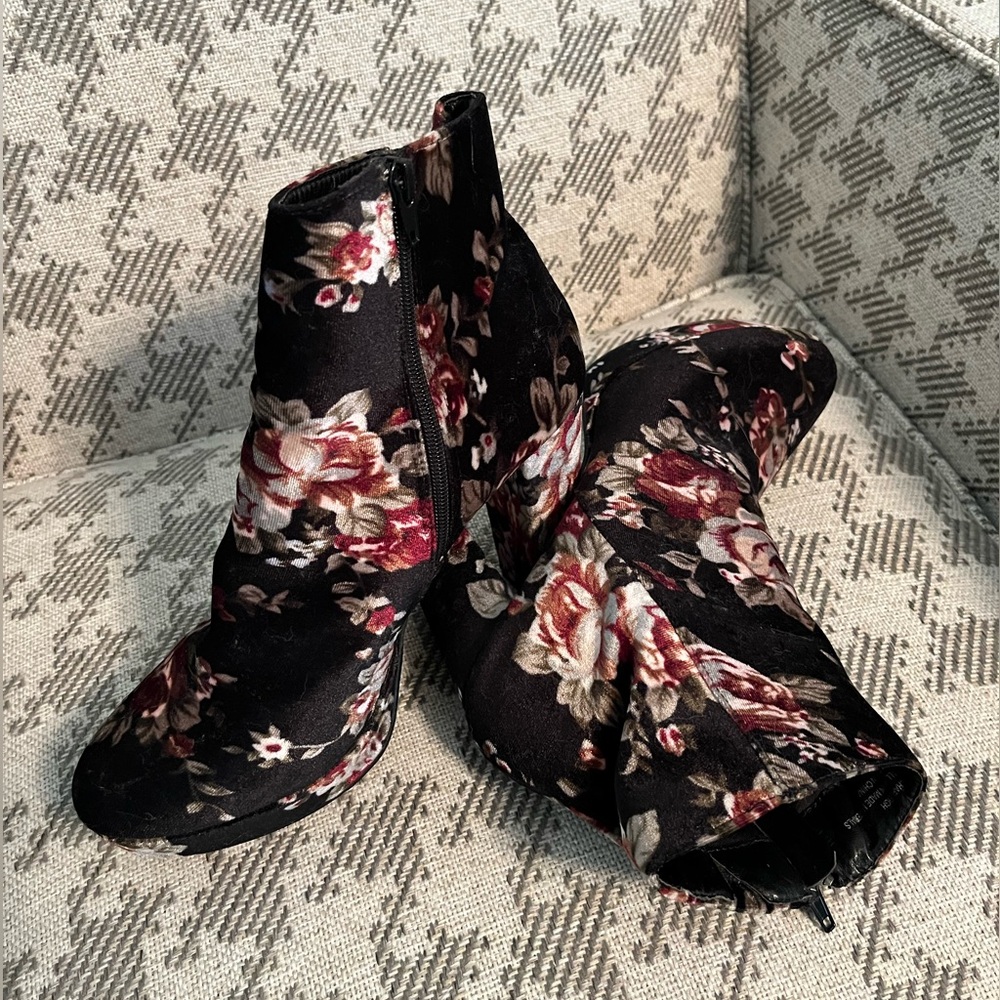 Velvet floral print ankle boots